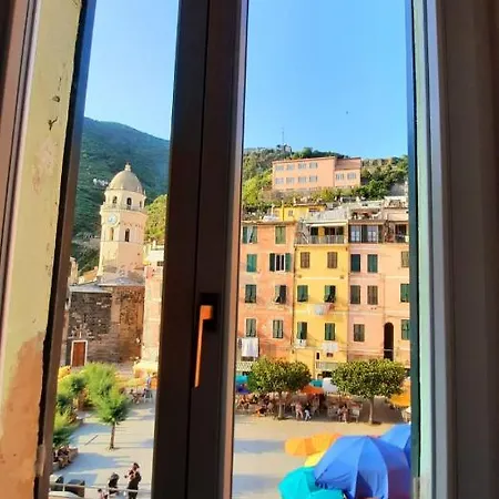 Jellyfish Luxury * Vernazza